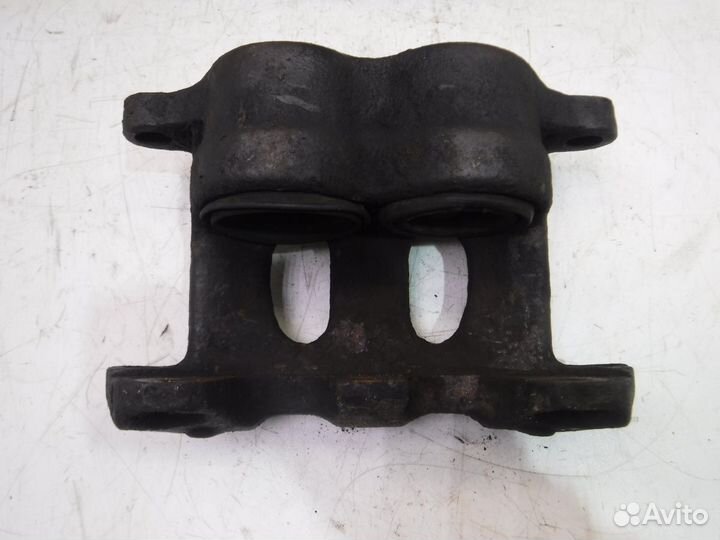 Суппорт передний правый Nissan Trade