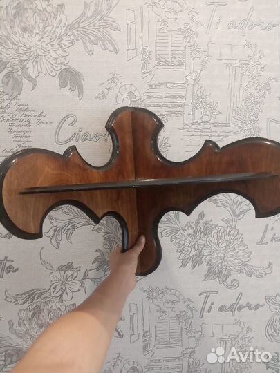 Деревянные уголок и вешалка