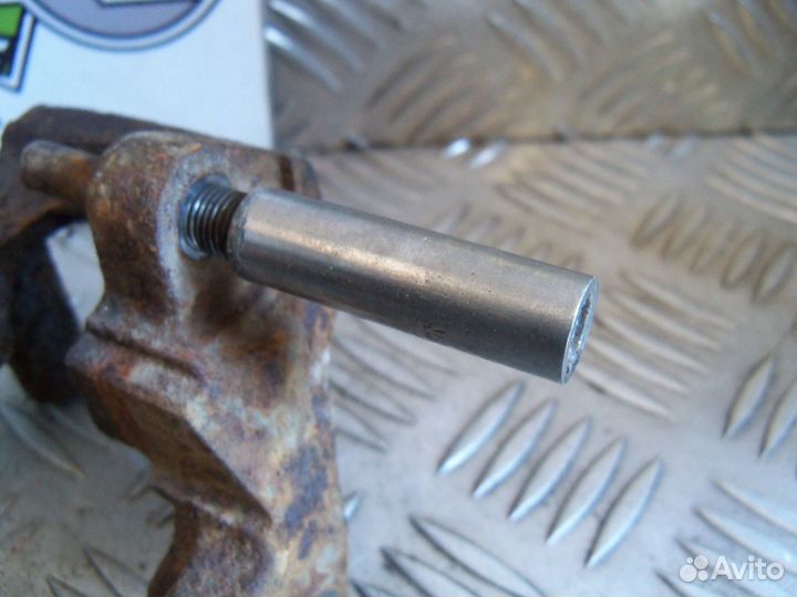 Скоба п.л. суппорта (Вент.) Audi 80 / 90 B3 89г