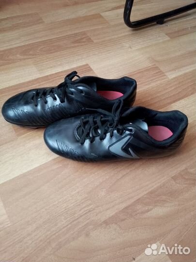 Продам бутсы в отличном состоянии 36 р. Demix