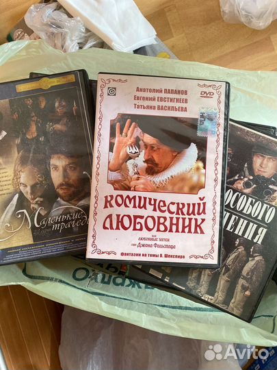 Коробка dvd дисков с фильмами