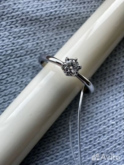 Кольцо с бриллиантом
