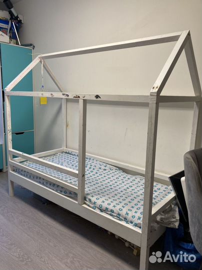 Детская кроватка домик