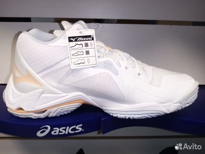 Кроссовки Mizuno Wave Lightning Z8 Mid (W)