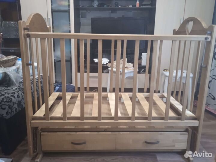 Детская кроватка с маятником и ящиком