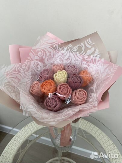 Композиция из шоколадных цветов