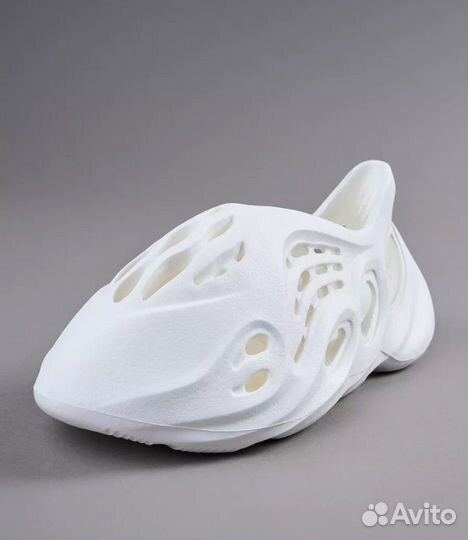 Кроссовки дырявые adidas