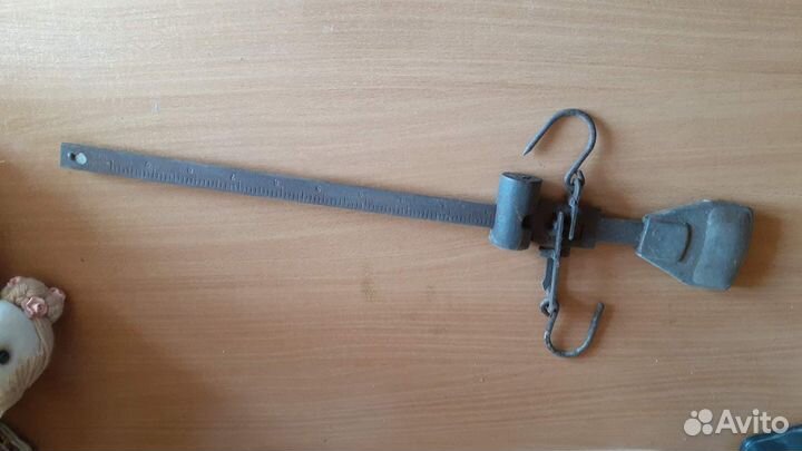 Старинные весы и замок