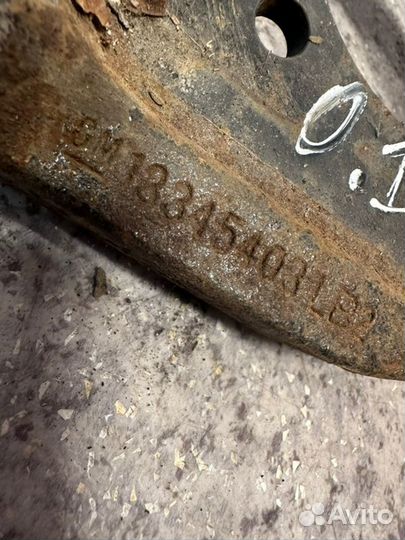 Скоба суппорта задняя левая Chevrolet Cruze J300