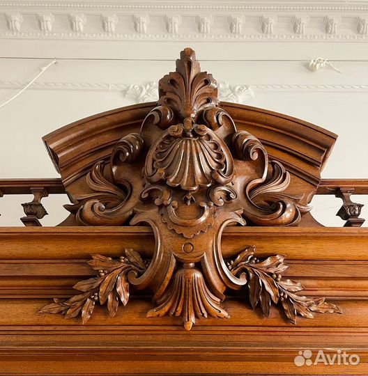 Антикварный книжный шкаф