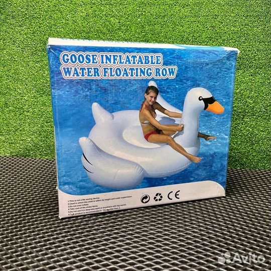 Надувной плот в виде белого лебедя
