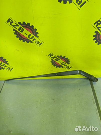 Поводок стеклоочистителя передний правый Nissan