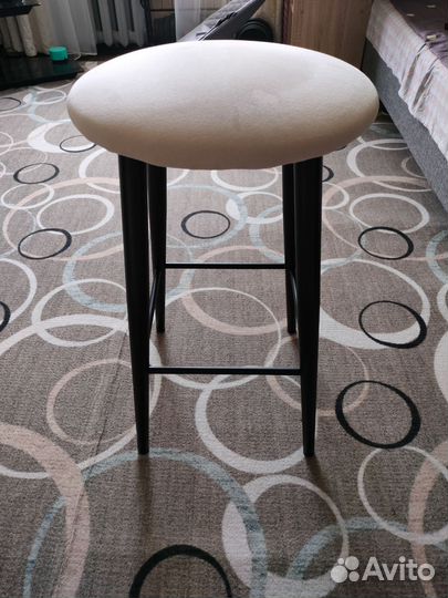 Полубарный стул