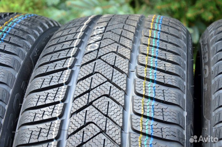 Pirelli Scorpion Winter 325/35 R22 и 285/40 R22 114V