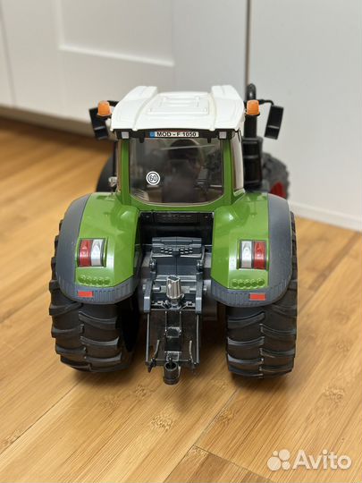 Трактор bruder fendt 1050