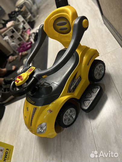 Детская машинка каталка с ручкой музыкальная