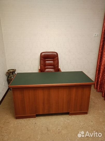 Стол руководителя с креслом