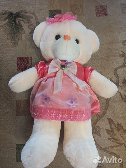 Большой плюшевый медведь в платье