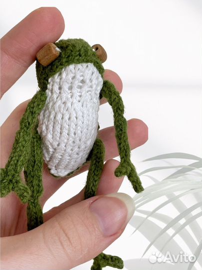Вязаная лягушка, карманная игрушка