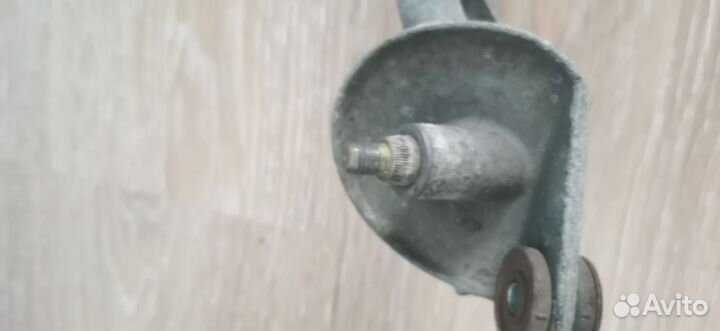 Продам моторчик трапеции дворников Avensis II