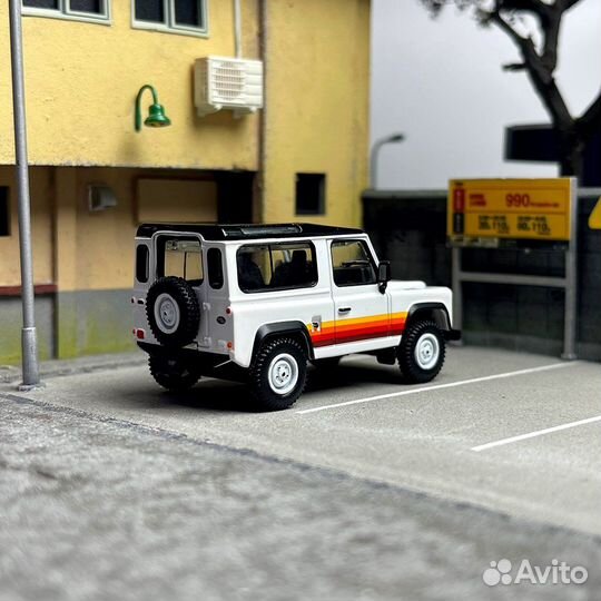 Land Rover Defender 90 от Mini GT 1/64