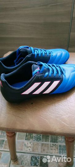 Футбольные бутсы adidas
