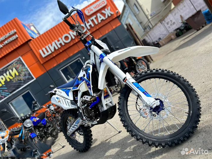 Мотоцикл Regulmoto Legend 300 enduro витрина