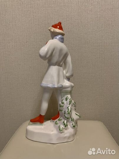 Фарфоровая статуэтка 