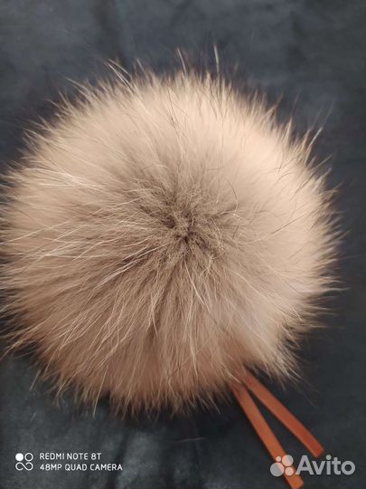 Помпон из меха енота
