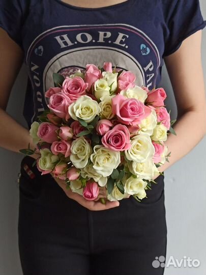 Свадебный букет из белых и розовых кустовых роз