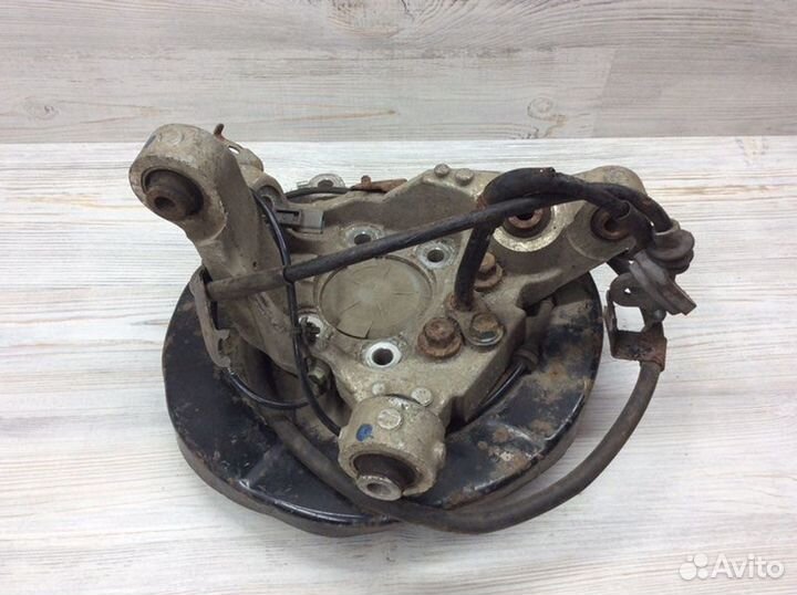 Кулак поворотный задний левый Nissan Teana J32