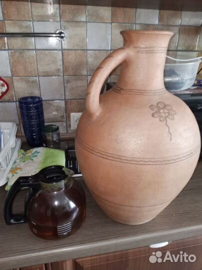Глиняный кувшин старинный для вина