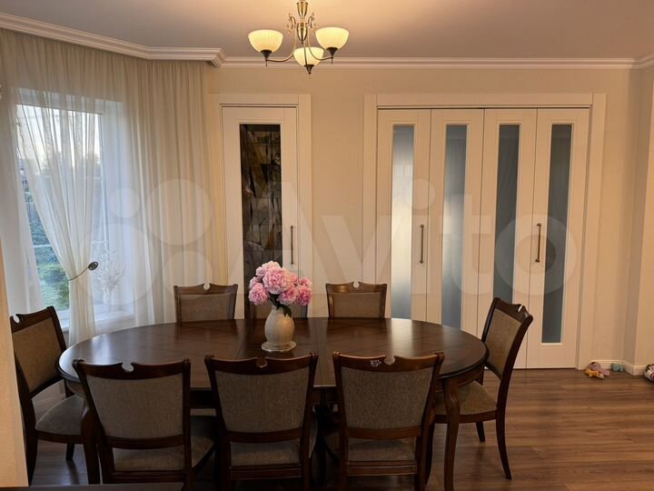 Коттедж 230 м² на участке 10 сот.