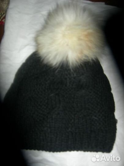 Вязаная шапка с помпоном из натурального меха