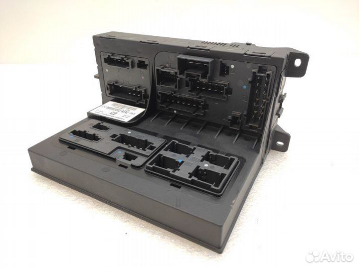 Блок предохранителей под капот Mercedes-Benz