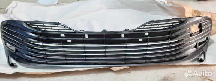 Решетка в бампер передняя Тoyota Camry V70