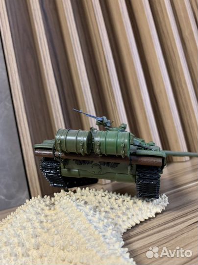 Модель танка Т-72Б ручная работа роспись