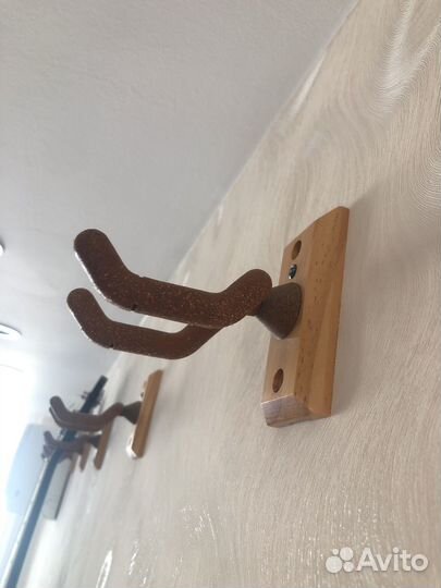 Держатель настенный для гитары