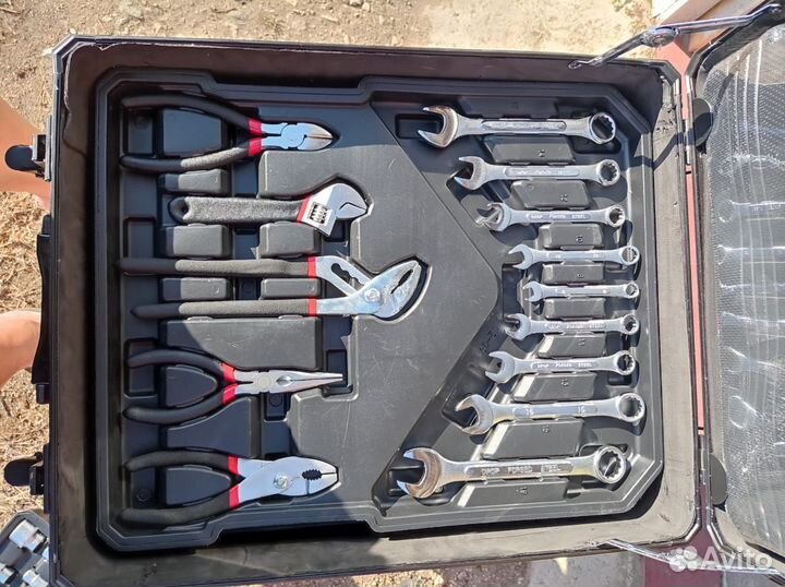 Набор инструментов для авто в чемодане