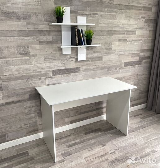 Стол для компьютера белый