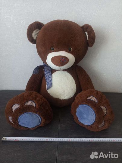 Большой плюшевый медведь
