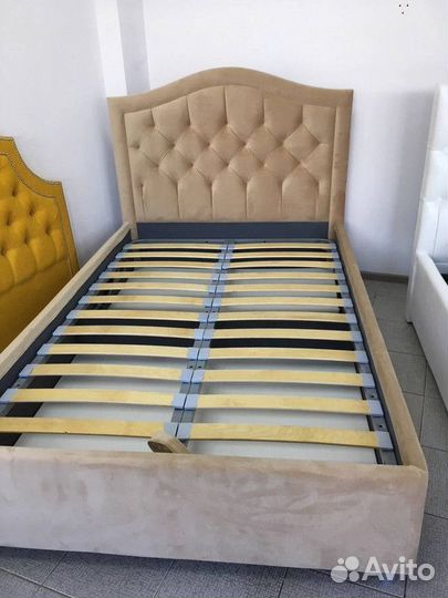 Кровать двухспальная с мягким изголовьем
