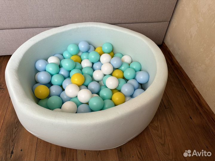 Сухой бассейн с шариками