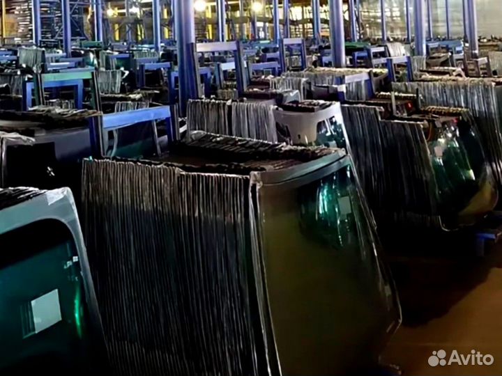 Стекло лобовое нижнее John Deere