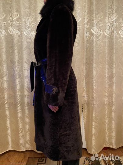 Мутоновая шуба с воротником из чёрного песца