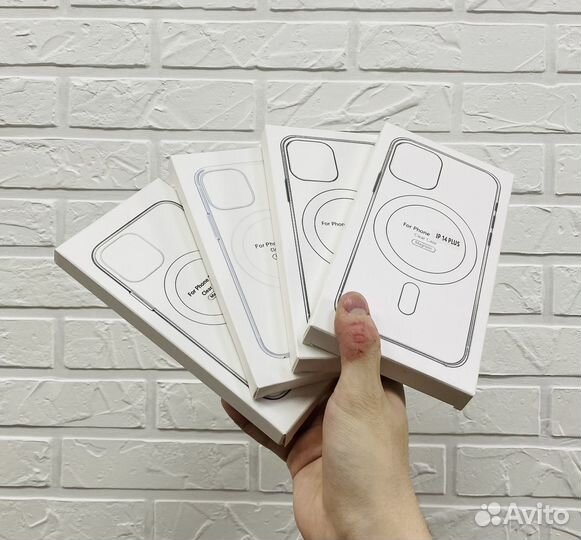 Прозрачный чехол с MagSafe на iPhone