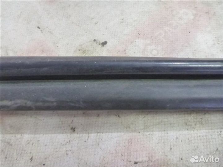 Уплотнительная резинка стекла передняя левая