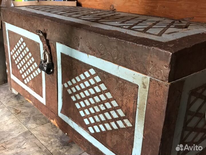 Сундук старинный