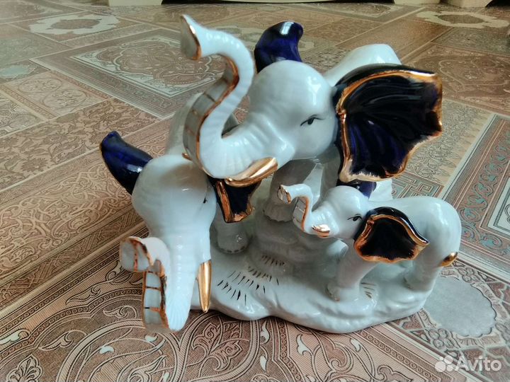 Семья слонов