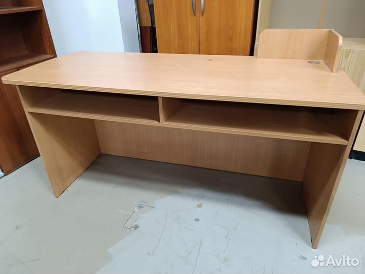 Стол - ресепшен Б.У